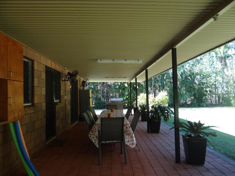 DARWIN'S SHADY ACRES RETREAT - Accommodation Redcliffe 6