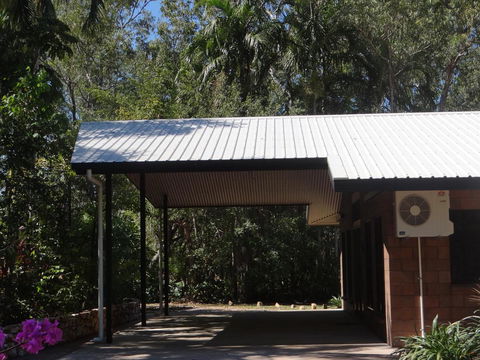 DARWIN'S SHADY ACRES RETREAT - Accommodation Redcliffe 3