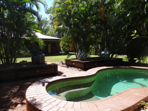 DARWIN'S SHADY ACRES RETREAT - Accommodation Redcliffe 12