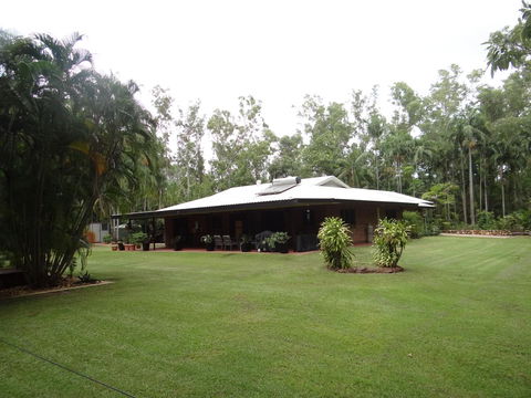 DARWIN'S SHADY ACRES RETREAT - Accommodation Redcliffe 0