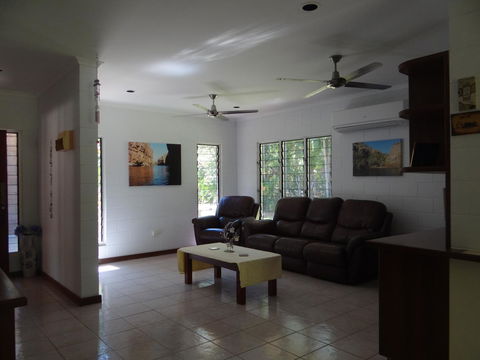 DARWIN'S SHADY ACRES RETREAT - Accommodation Redcliffe 21