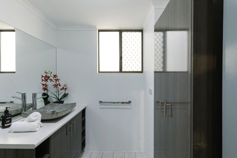 CitySide Apartment - 2 Bedroom With Private Courtyard - Accommodation Redcliffe 21