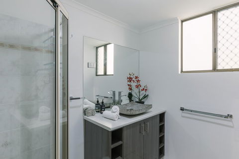 CitySide Apartment - 2 Bedroom With Private Courtyard - Accommodation Redcliffe 16