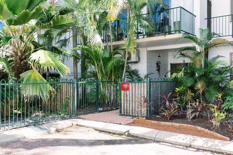 CitySide Apartment - 2 Bedroom With Private Courtyard - Accommodation Redcliffe 6