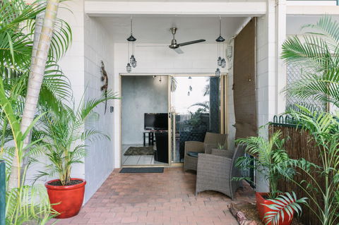 CitySide Apartment - 2 Bedroom With Private Courtyard - Accommodation Redcliffe 7