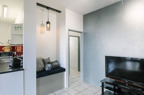 CitySide Apartment - 2 Bedroom With Private Courtyard - Accommodation Redcliffe 8
