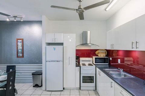 CitySide Apartment - 2 Bedroom With Private Courtyard - Accommodation Redcliffe 3