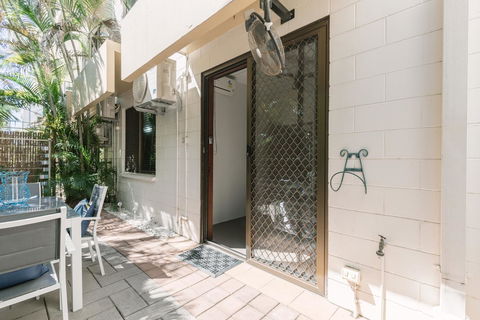 CitySide Apartment - 2 Bedroom With Private Courtyard - Accommodation Redcliffe 10