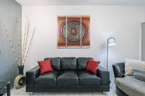 CitySide Apartment - 2 Bedroom With Private Courtyard - Accommodation Redcliffe 4