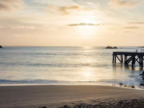 Boomer Beach Retreat - Pet-Friendly - WiFi - Accommodation Redcliffe 3