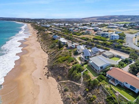 Boomer Beach Retreat - Pet-Friendly - WiFi - Accommodation Redcliffe 2