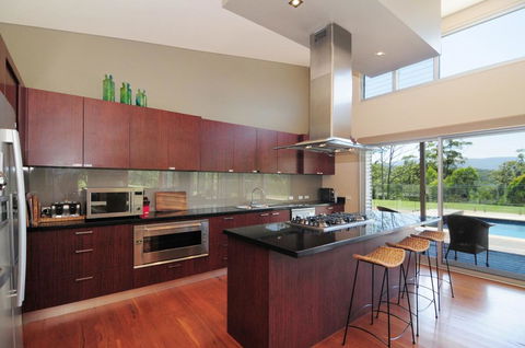 Bottlebrush Lodge - Great Views And A Pool! - Accommodation Redcliffe 1