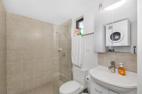 BOUTIQUE APARTMENTS BEACH LOCATION - Accommodation Redcliffe 2