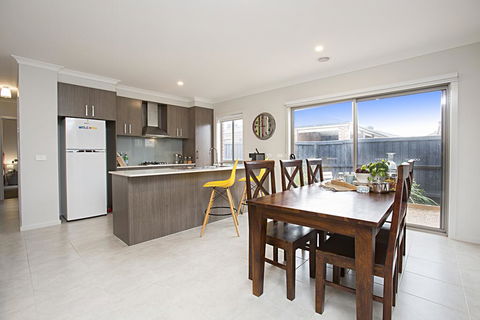 BOUTIQUE STAYS - Carinya - Accommodation Redcliffe 3