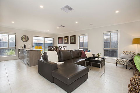 BOUTIQUE STAYS - Carinya - Accommodation Redcliffe 0
