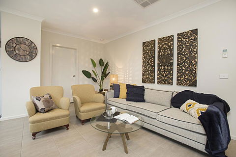 BOUTIQUE STAYS - Gumflower - Accommodation Redcliffe 3