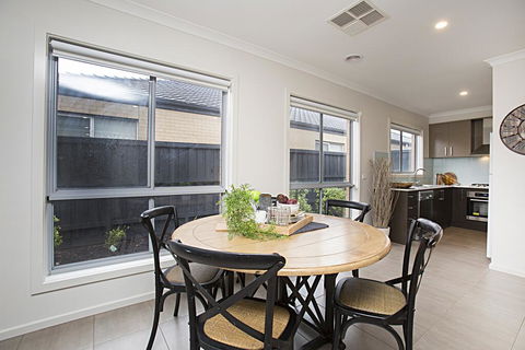 BOUTIQUE STAYS - Gumflower - Accommodation Redcliffe 2