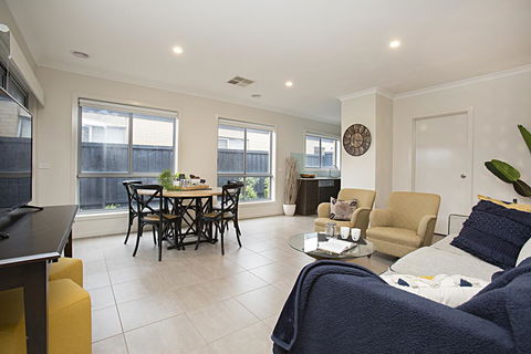BOUTIQUE STAYS - Gumflower - Accommodation Redcliffe 0