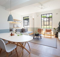 Boutique Sunlit Studio with Designer Furnishings - Accommodation Redcliffe