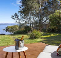 Braeside - waterfront fireplace - Accommodation Redcliffe