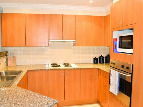 Breakers 1/10 - Accommodation Redcliffe 2