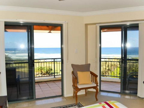 Breakers 1/10 - Accommodation Redcliffe 3