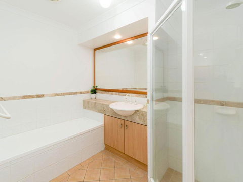 Breakers Block 3 - Unit 2 - Pool In Complex - Across The Road From The Beach - Accommodation Redcliffe 3