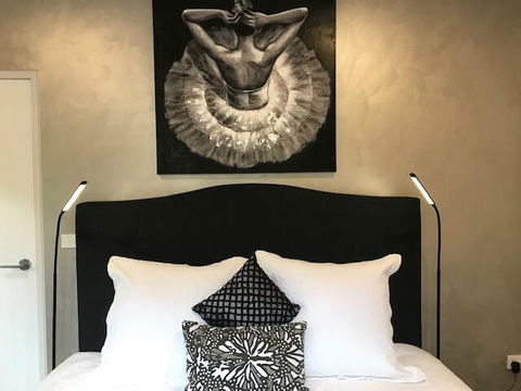 Bridal Falls Cottage - Accommodation Redcliffe 2