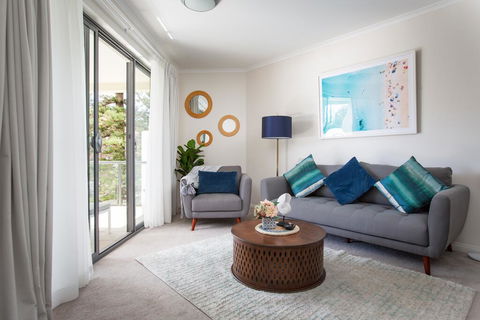 Bright Modern Apartment Steps From Beach And Ferry - Accommodation Redcliffe 0