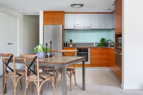 Bright Modern Apartment Steps From Beach And Ferry - Accommodation Redcliffe 2