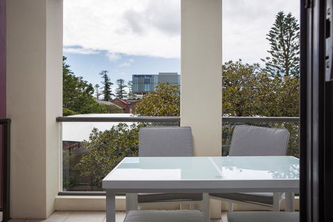 Bright Modern Apartment Steps From Beach And Ferry - Accommodation Redcliffe 3