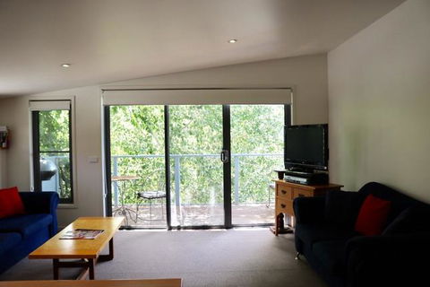 Bright Woodlands Retreat - Accommodation Redcliffe 2