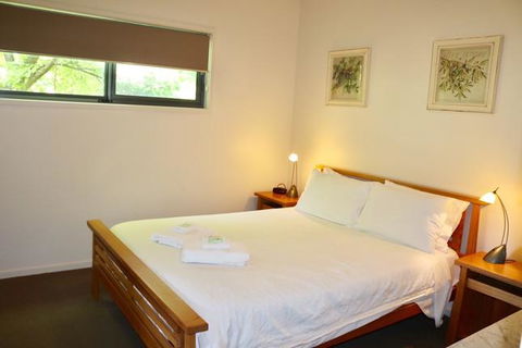 Bright Woodlands Retreat - Accommodation Redcliffe 3
