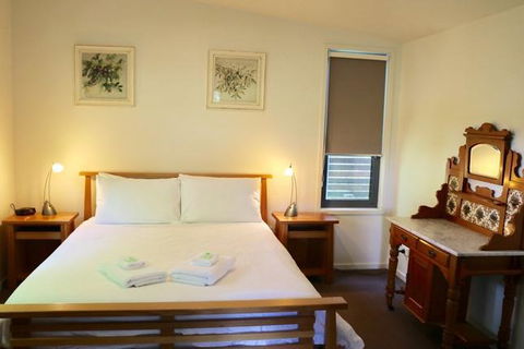 Bright Woodlands Retreat - Accommodation Redcliffe 0