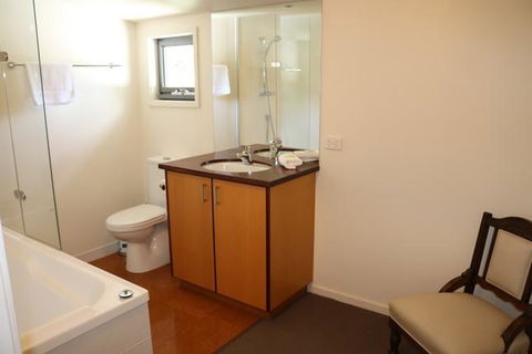 Bright Woodlands Retreat - Accommodation Redcliffe 1