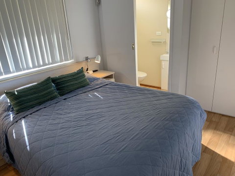 Broadwater Beach Cottage With WiFi - Accommodation Redcliffe 2