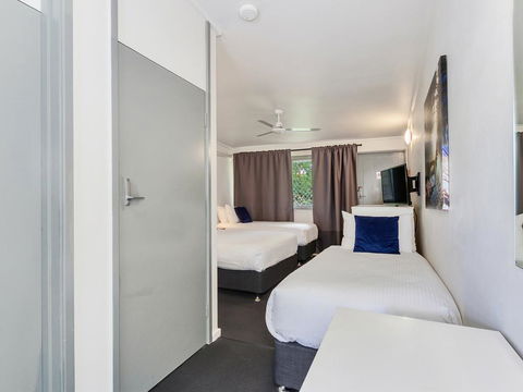 Brook Hotel - Accommodation Redcliffe 2