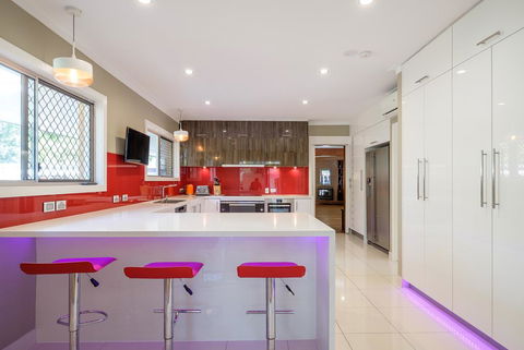 Brookfield Retreat - Large Holiday Home / Group Accommodation - Accommodation Redcliffe 3