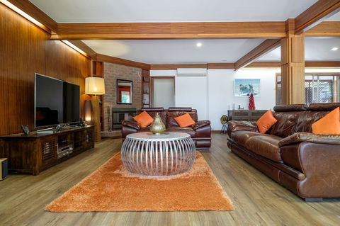 Brookfield Retreat - Large Holiday Home / Group Accommodation - Accommodation Redcliffe 2