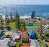 Burleigh Unit 2 -28 Clarence Street - Opposite Main Beach. - Accommodation Redcliffe