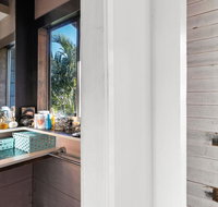 Byron Vista - Stroll to beach and town - Accommodation Redcliffe