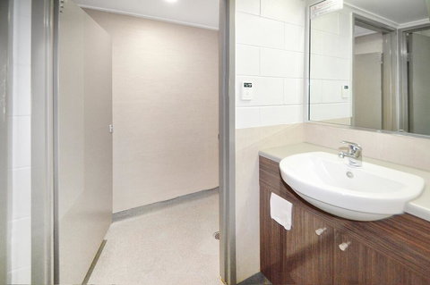 Cairns Adventure Lodge - Cook Your Own Meals In Your Private Kitchen Includes Dishwasher Washing Machine - Accommodation Redcliffe 3