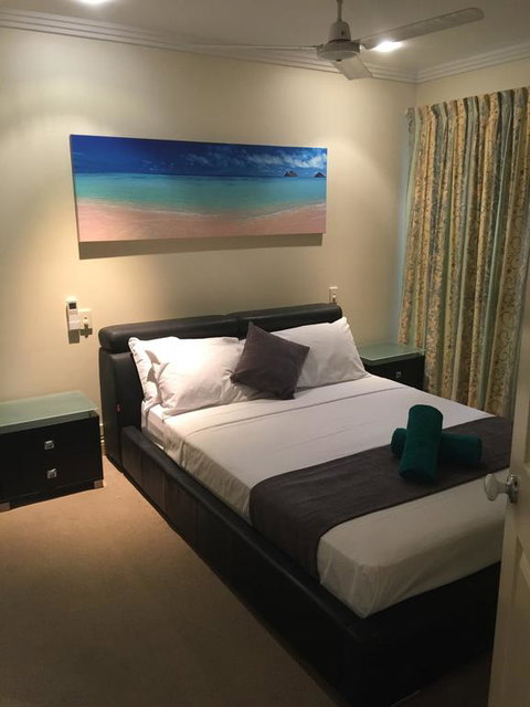 Cairns Golf Course Apartment - Accommodation Redcliffe 1