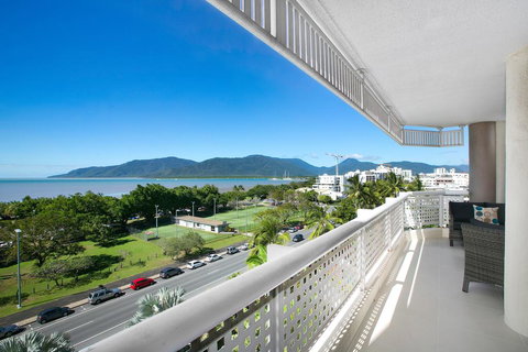 Cairns Luxury Seafront Apartment - Accommodation Redcliffe 2