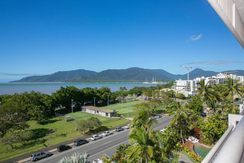 Cairns Luxury Seafront Apartment - Accommodation Redcliffe 1