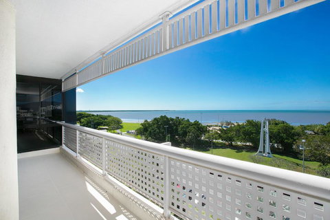 Cairns Luxury Waterfront Apartment - Accommodation Redcliffe 2