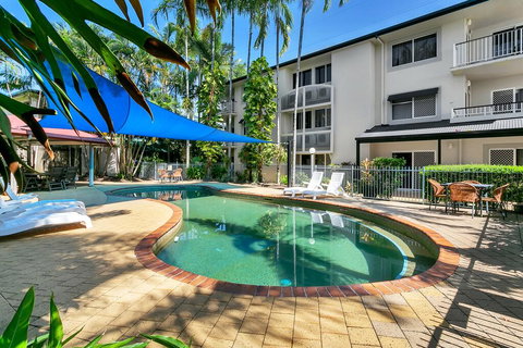 Cairns Reef Apartments & Motel - Accommodation Redcliffe 2