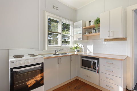 Calm Waters Waterfront Cottages - Accommodation Redcliffe 1