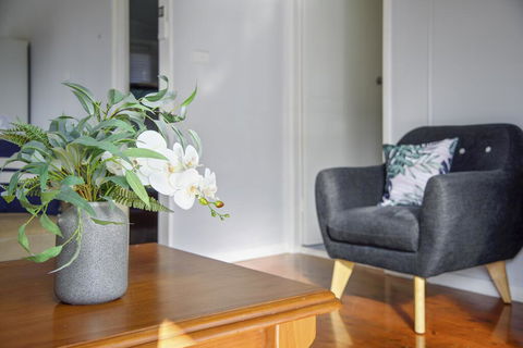 Calm Waters Waterfront Cottages - Accommodation Redcliffe 2