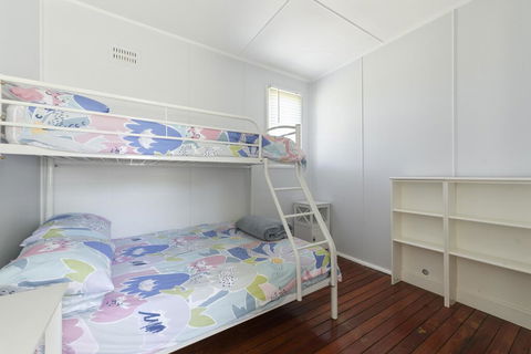 Calm Waters Waterfront Cottages - Accommodation Redcliffe 3